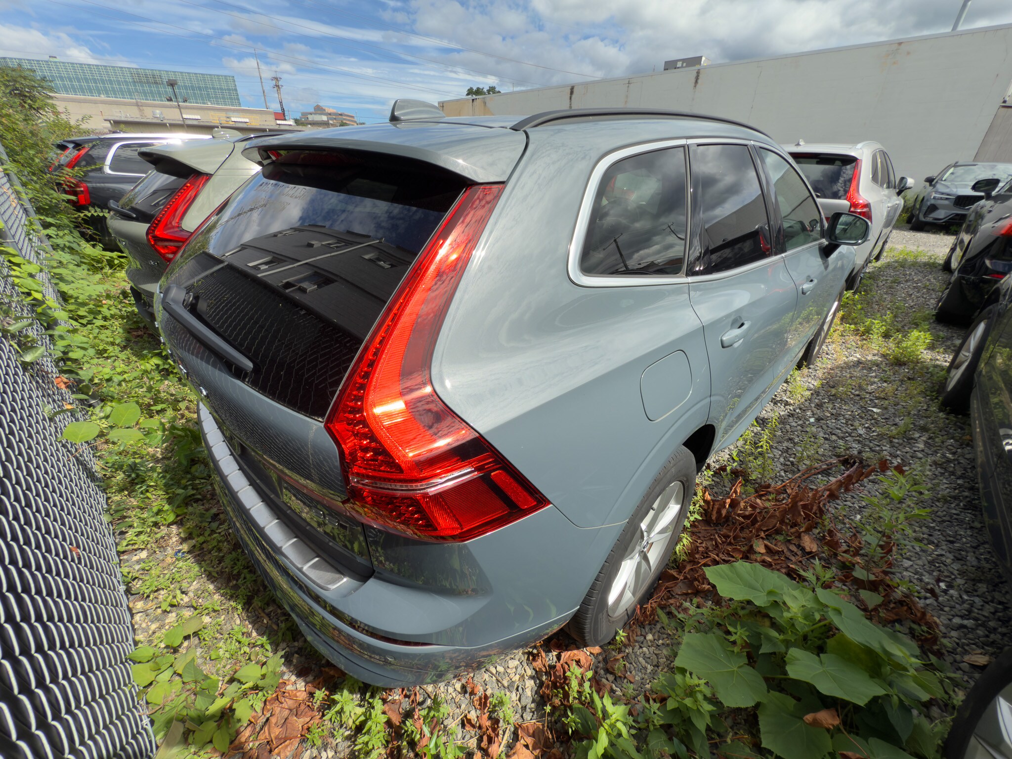 2022 Volvo XC60 B5 Momentum photo 3