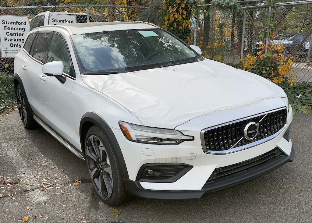 New 2025 Volvo V60 Cross Country B5 Ultra Wagon