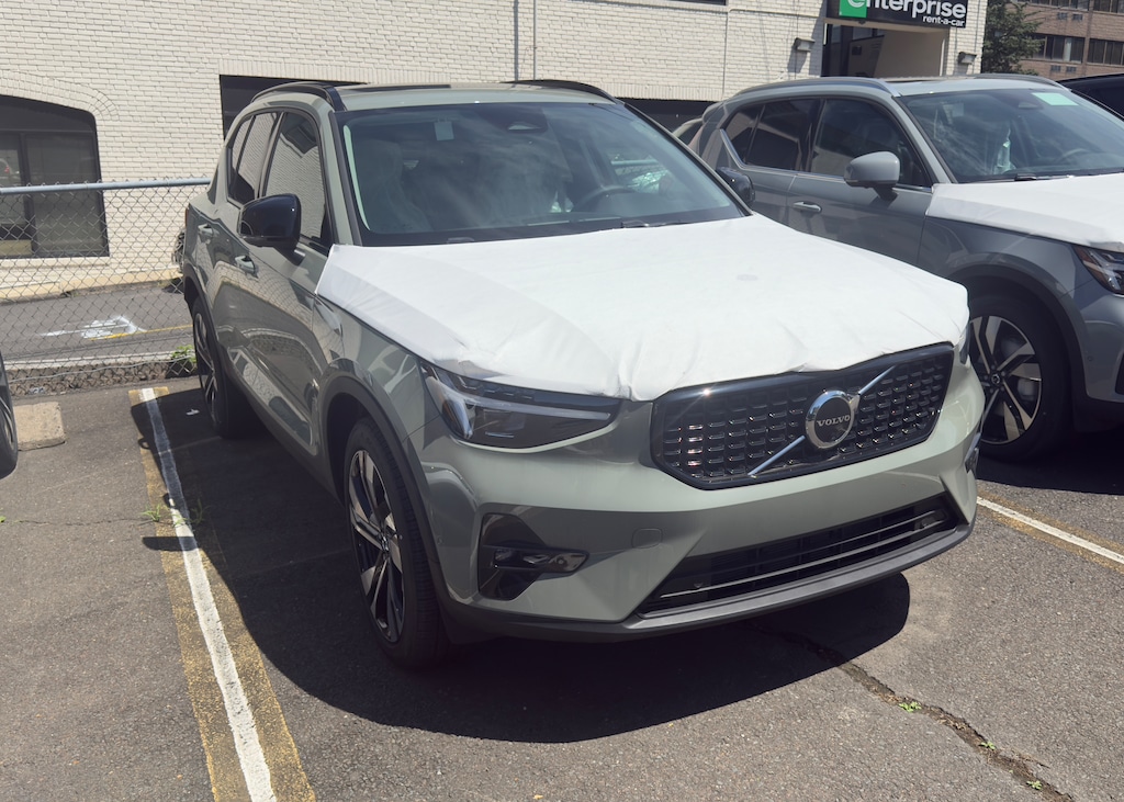 New 2025 Volvo XC40 B5 Plus Dark Theme SUV