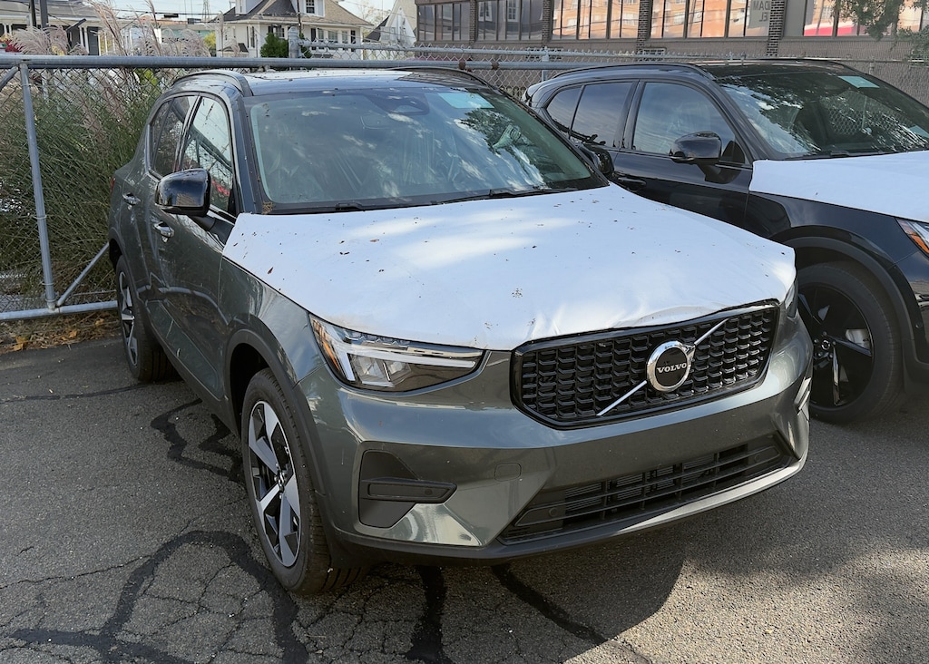New 2026 Volvo XC40 B5 Core SUV