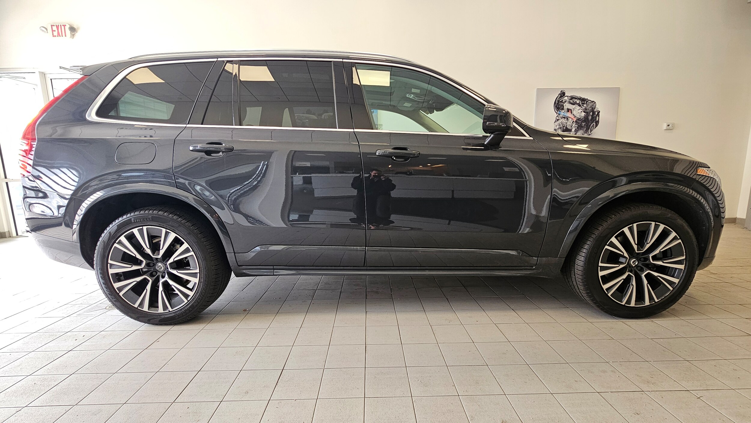2022 Volvo XC90 T6 AWD Momentum photo 3