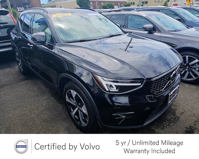 2023 Volvo XC40 B5 AWD Plus Dark SUV
