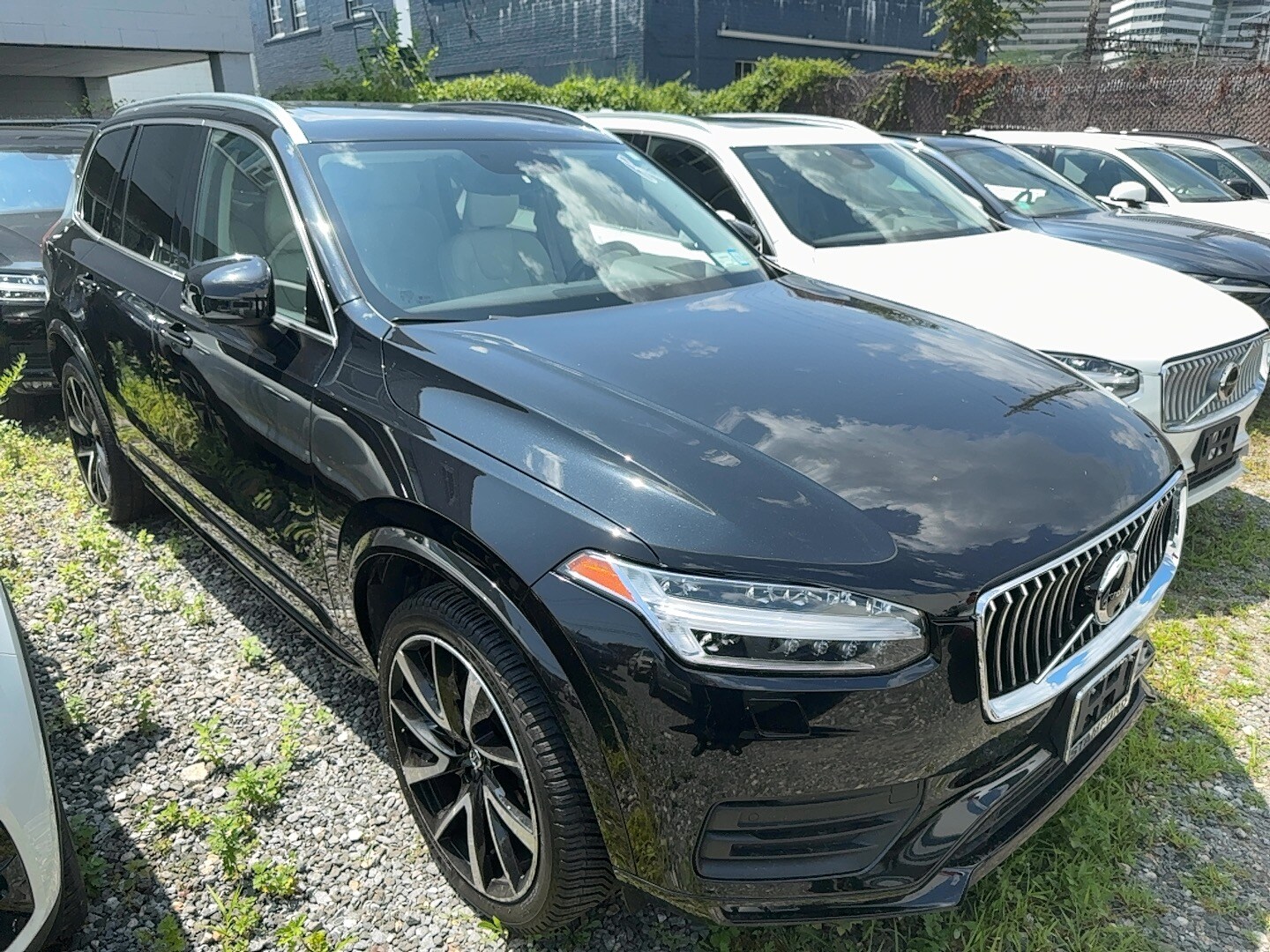 2022 Volvo XC90 T6 AWD Momentum photo 2