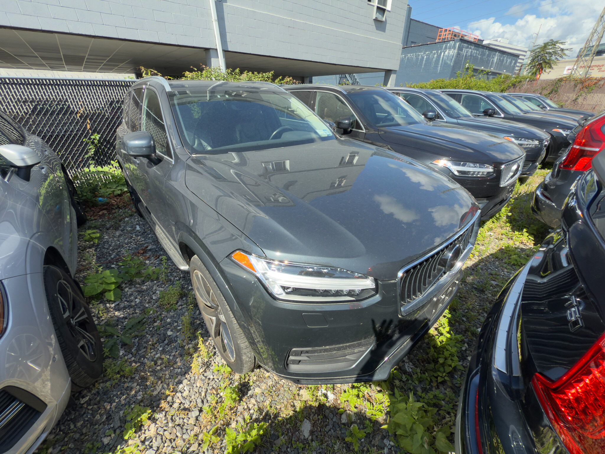 2022 Volvo XC90 T6 AWD Momentum photo 2