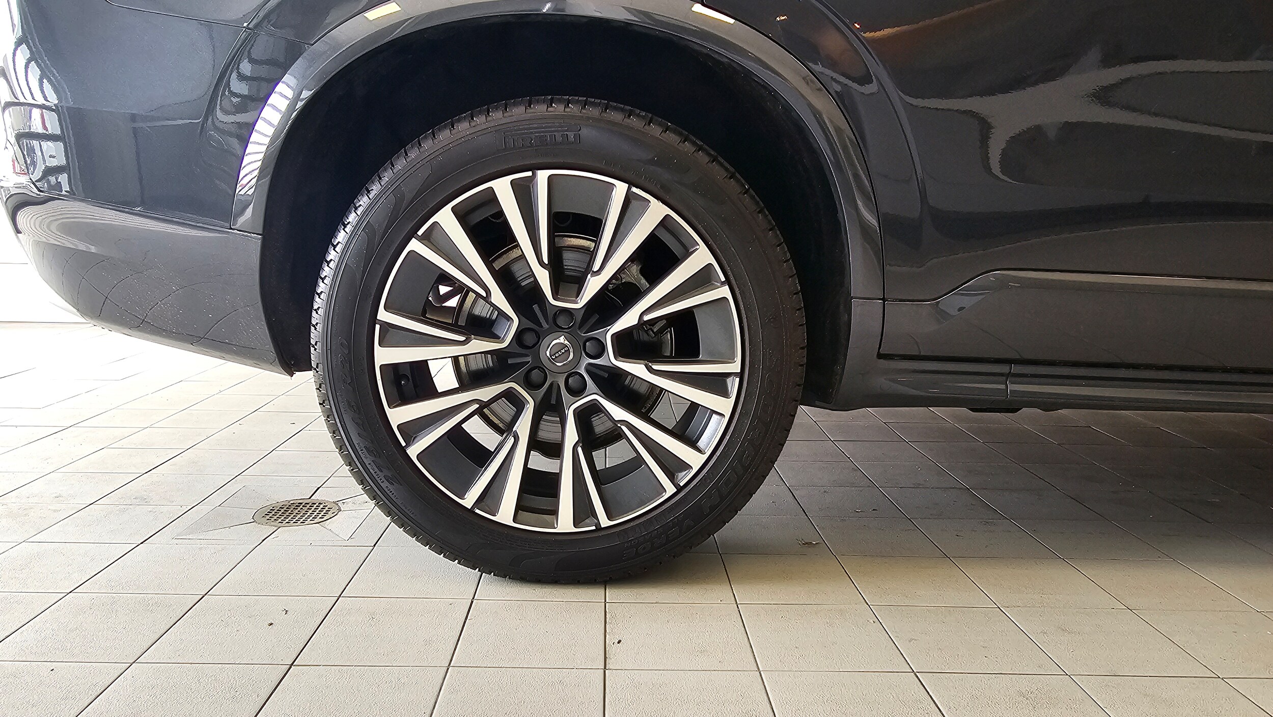 2022 Volvo XC90 T6 AWD Momentum photo 4