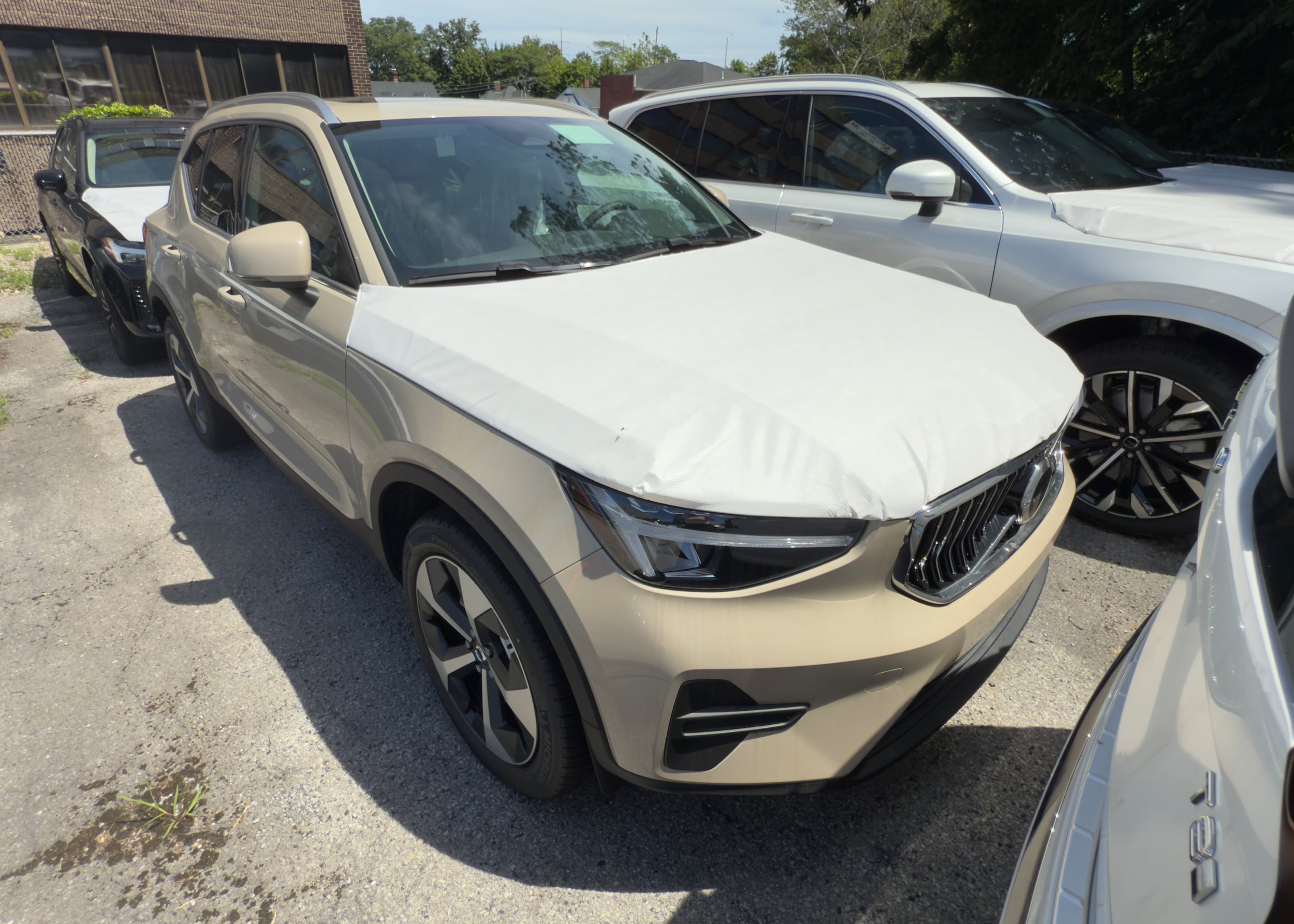 2025 Volvo XC40 Core's photo