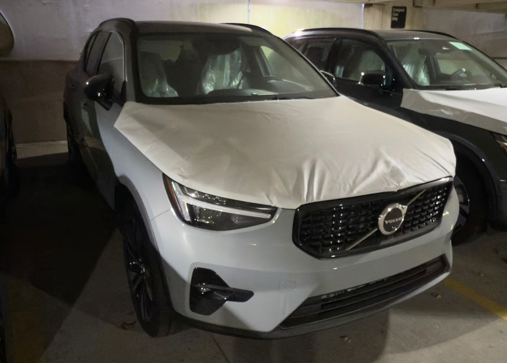 New 2025 Volvo XC40 B5 Plus Dark Theme SUV