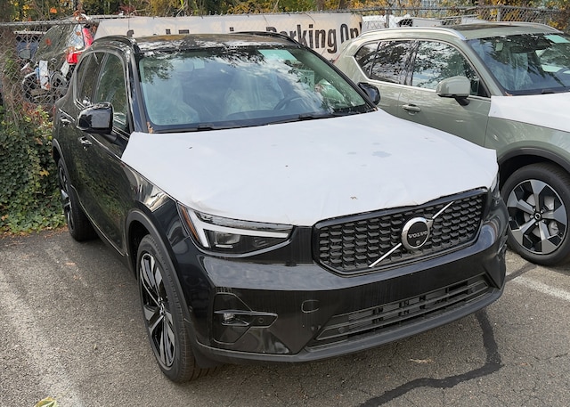 2025 Volvo XC40 B5 Ultra Dark Theme AWD SUV