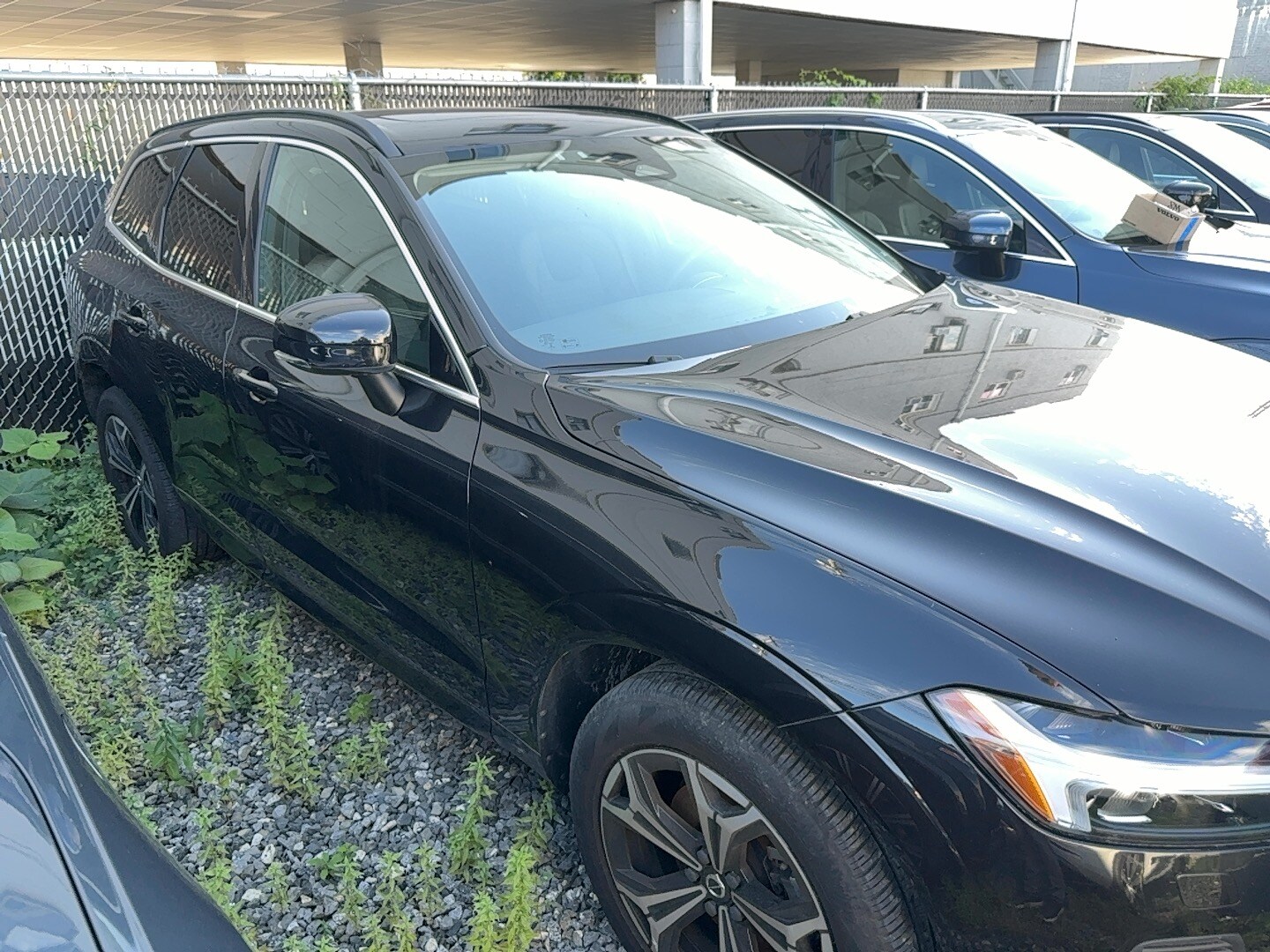 2022 Volvo XC60 B5 Momentum photo 2