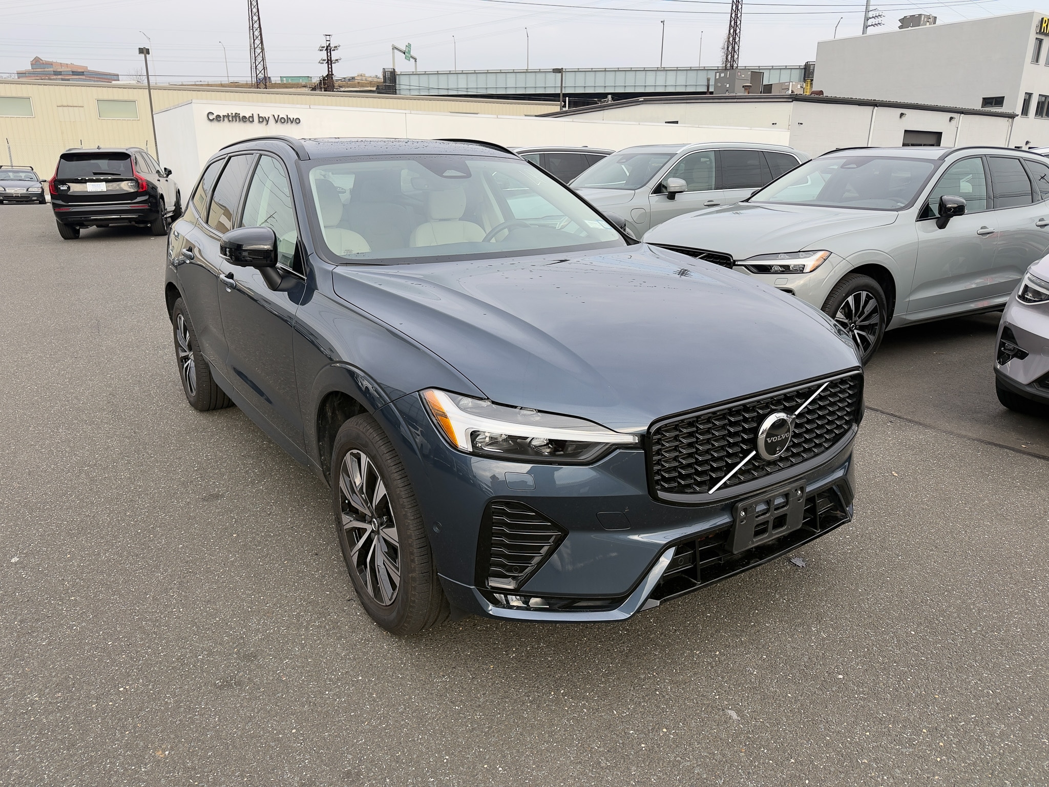 2024 Volvo XC60 Plus's photo