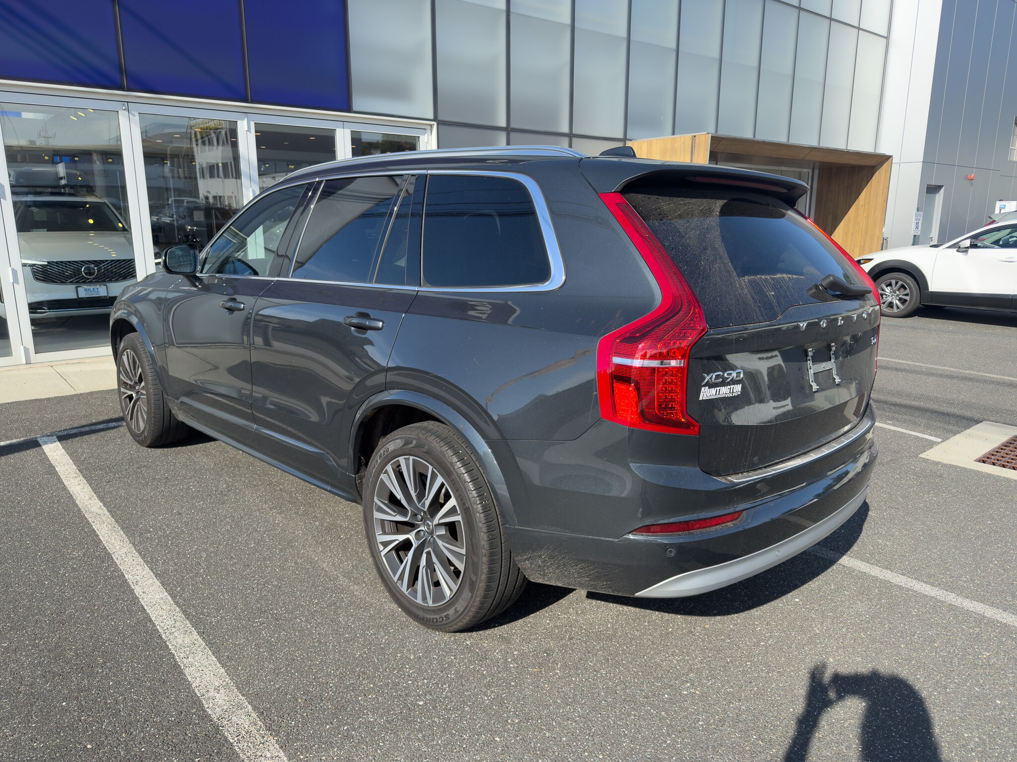 2022 Volvo XC90 T6 AWD Momentum photo 4