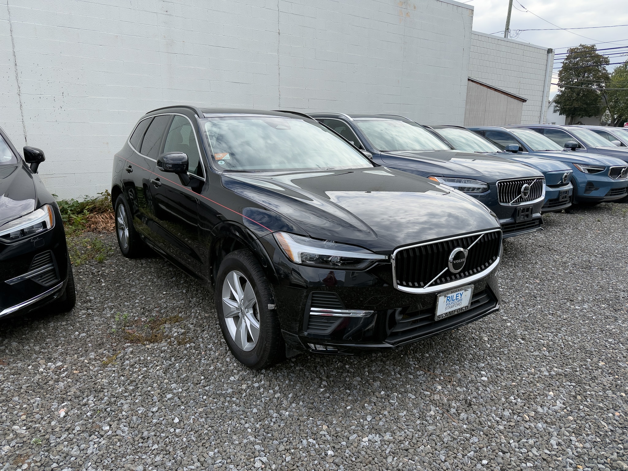 2022 Volvo XC60 Momentum's photo