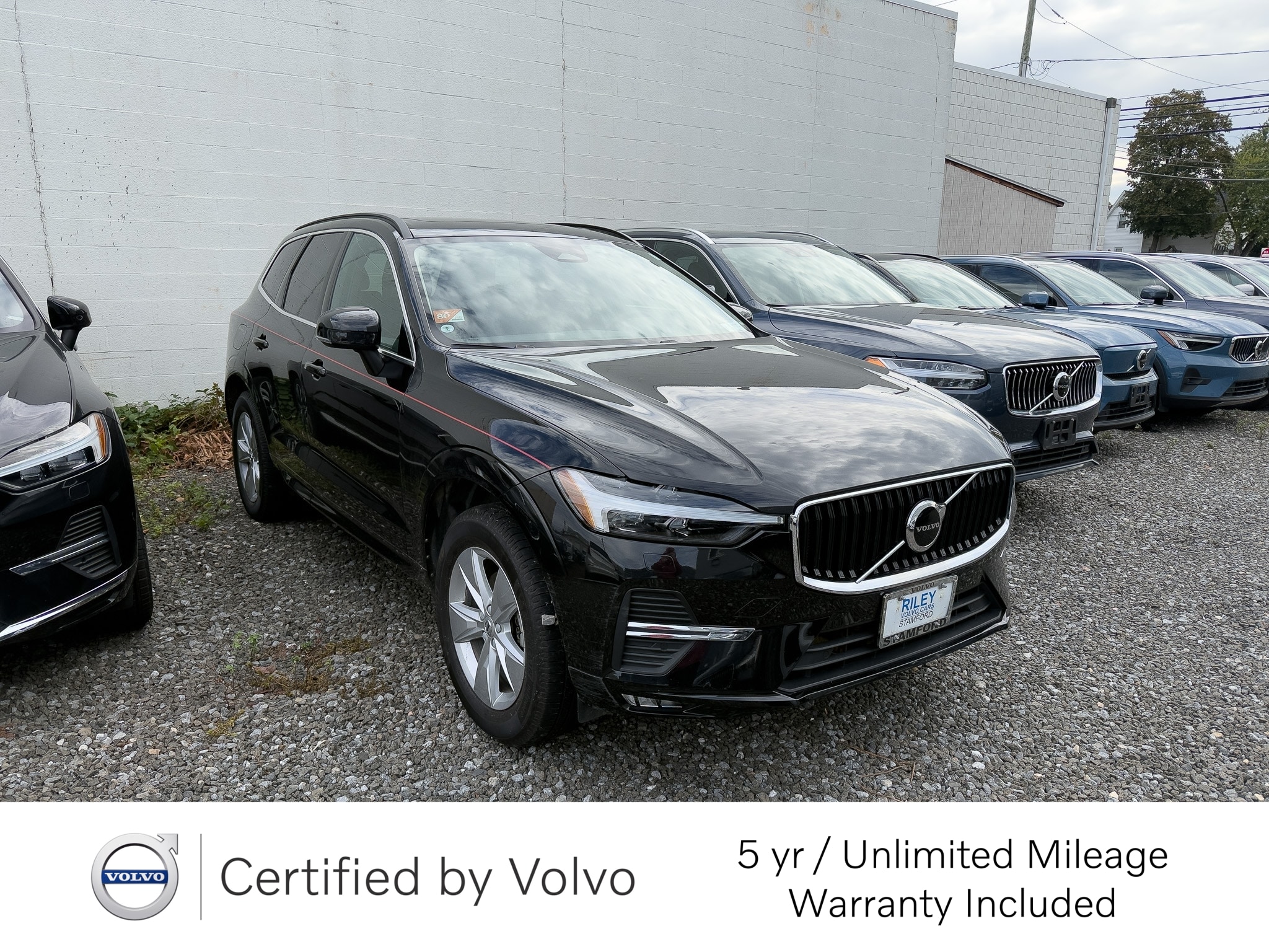 2022 Volvo XC60 Momentum's photo