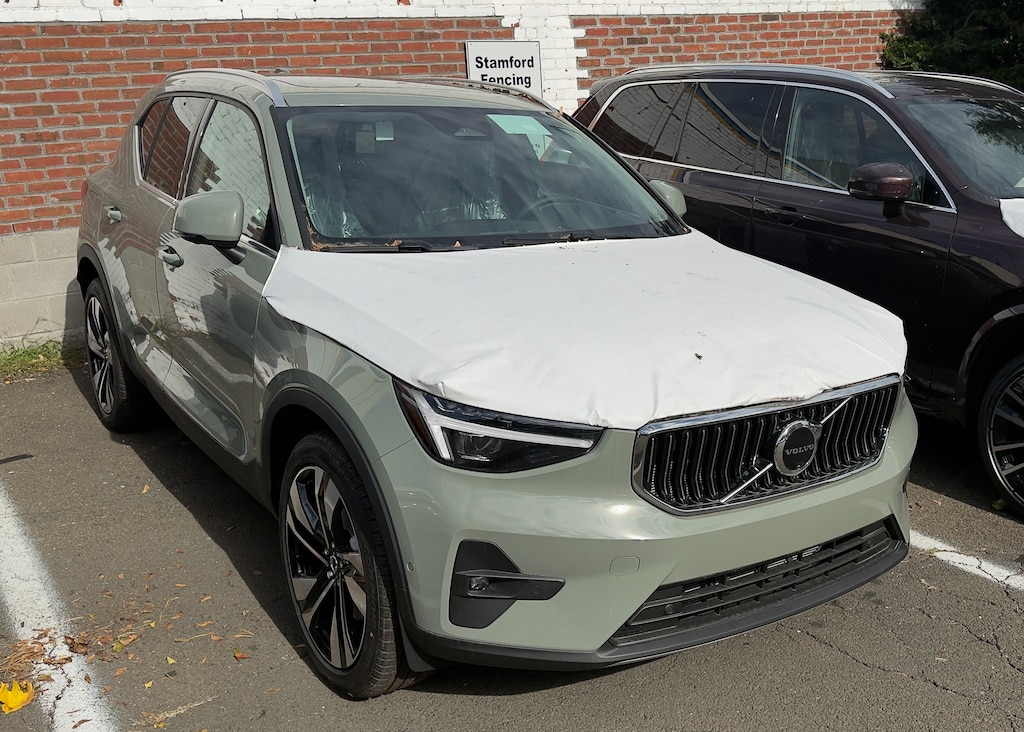 New 2025 Volvo XC40 B5 Ultra Bright Theme SUV
