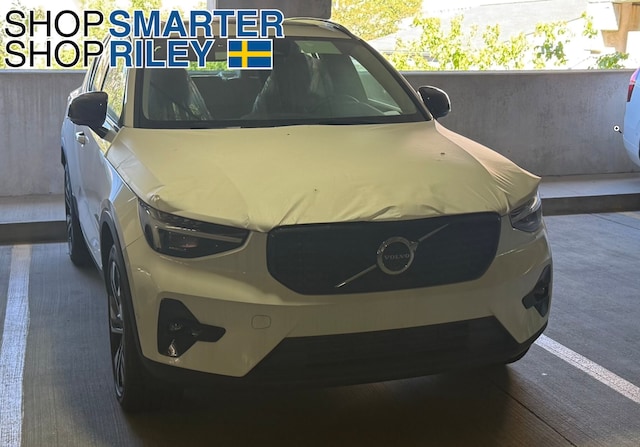 2025 Volvo XC40 B5 Plus Dark Theme AWD SUV