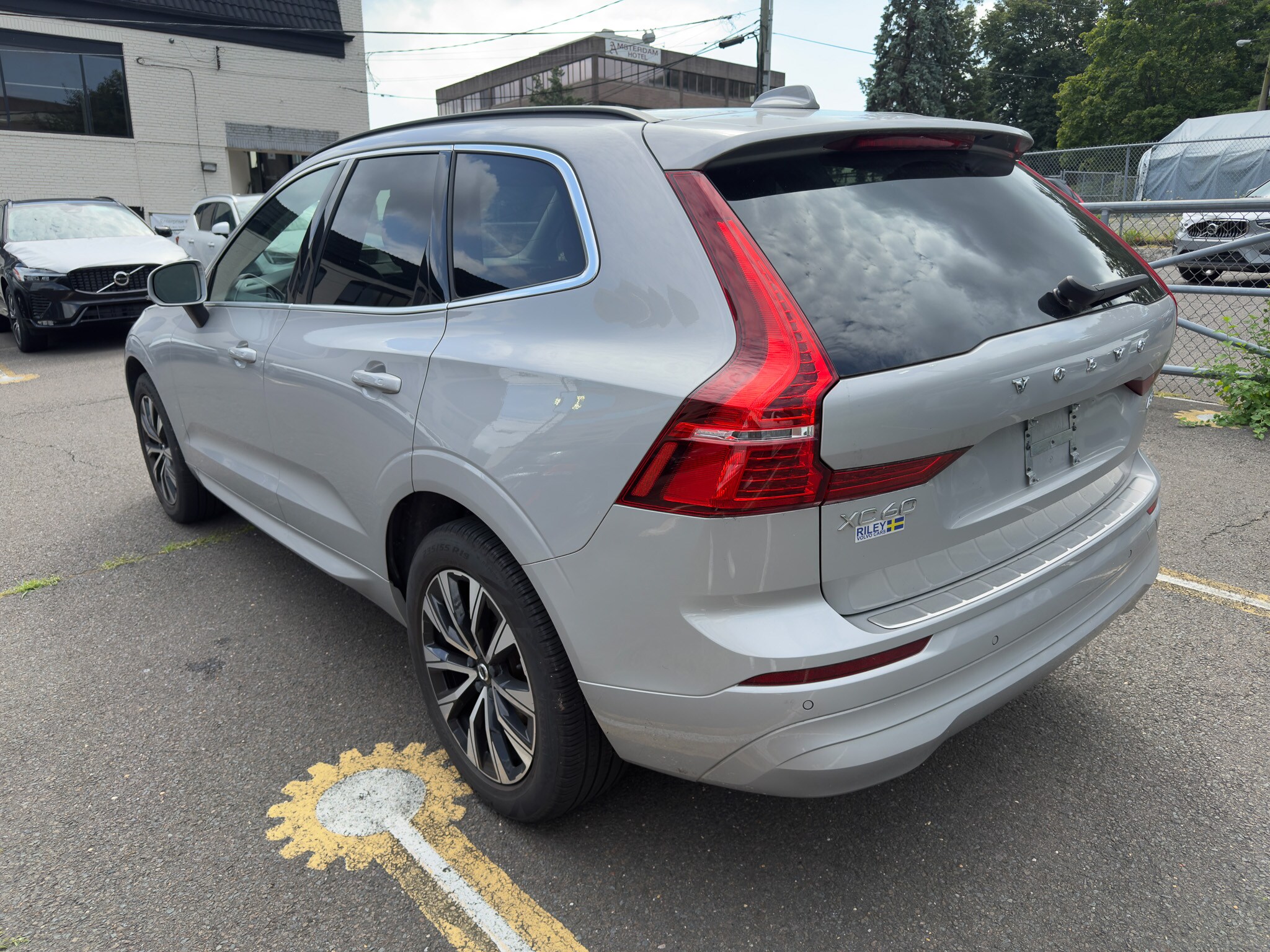 2023 Volvo XC60 B5 Core photo 4