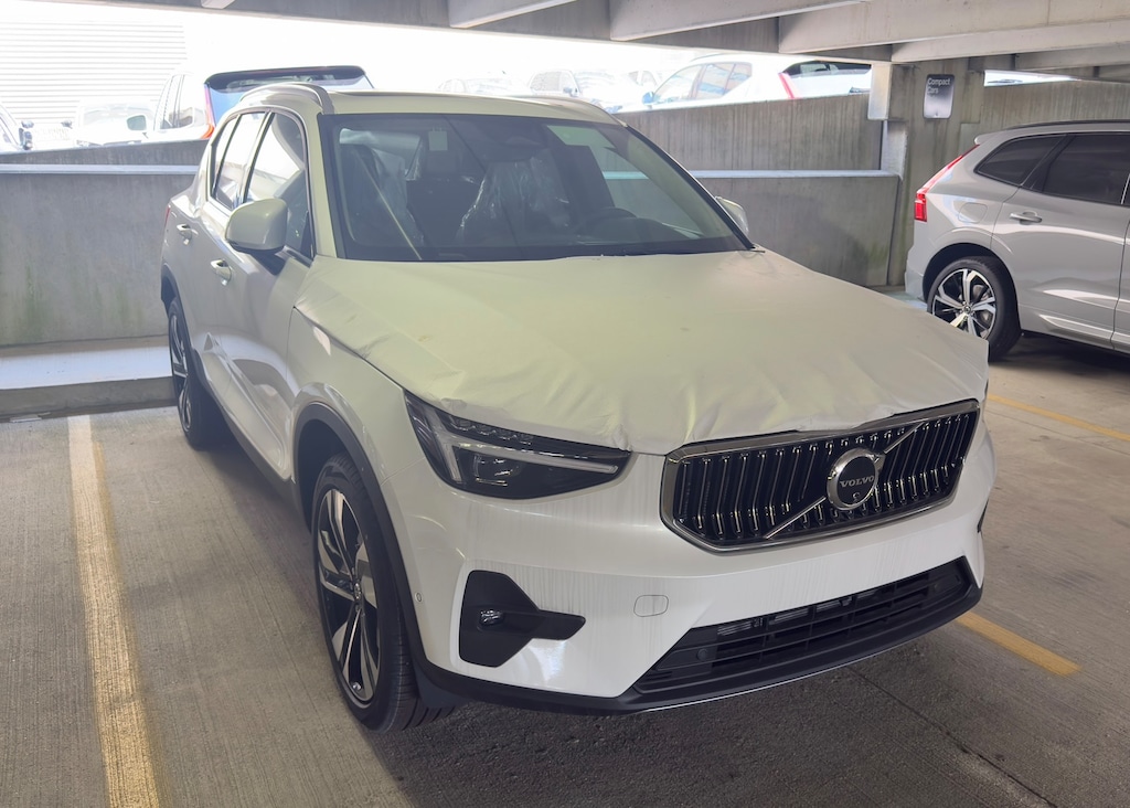 New 2025 Volvo XC40 B5 Plus Bright Theme SUV