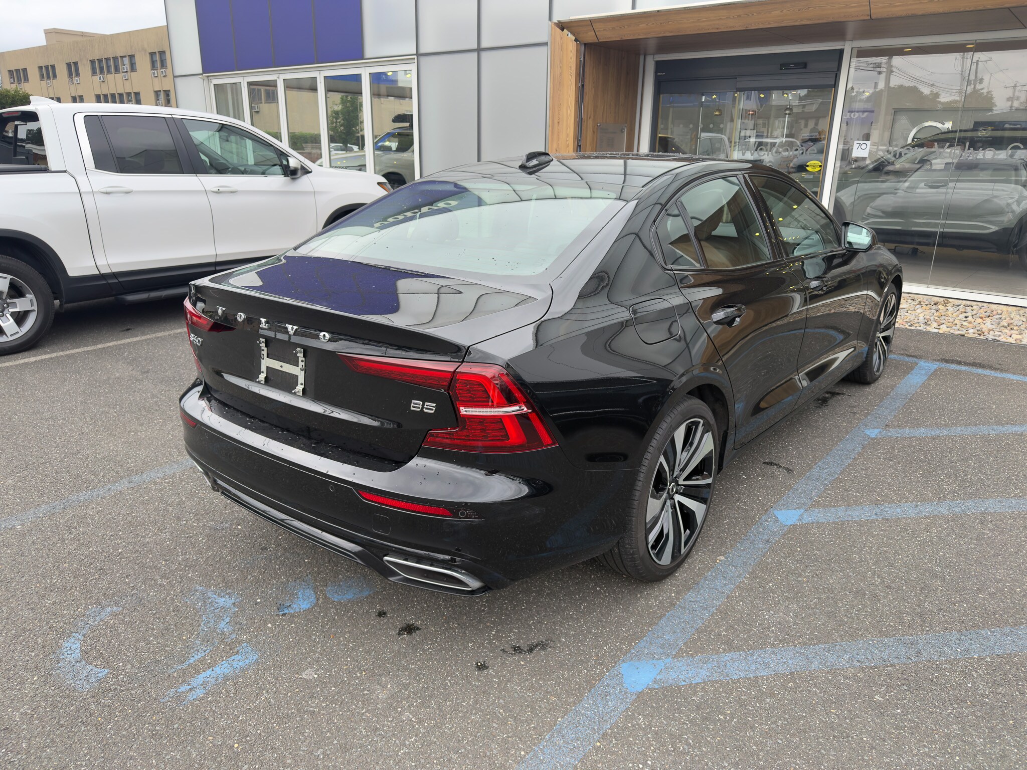 2022 Volvo S60 B5 photo 2