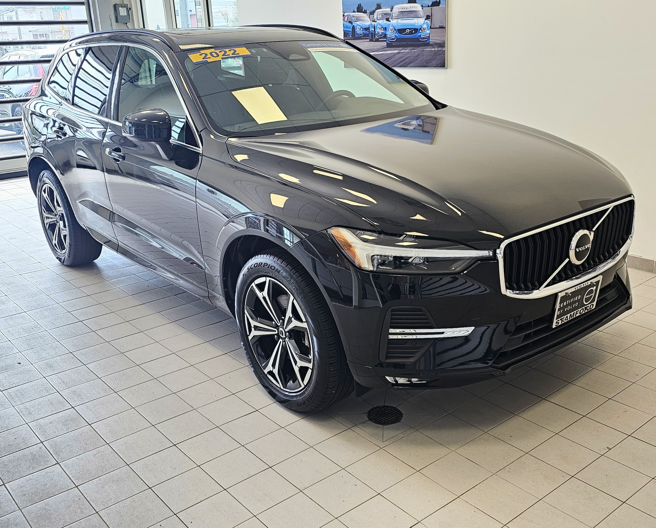 2022 Volvo XC60 Momentum's photo