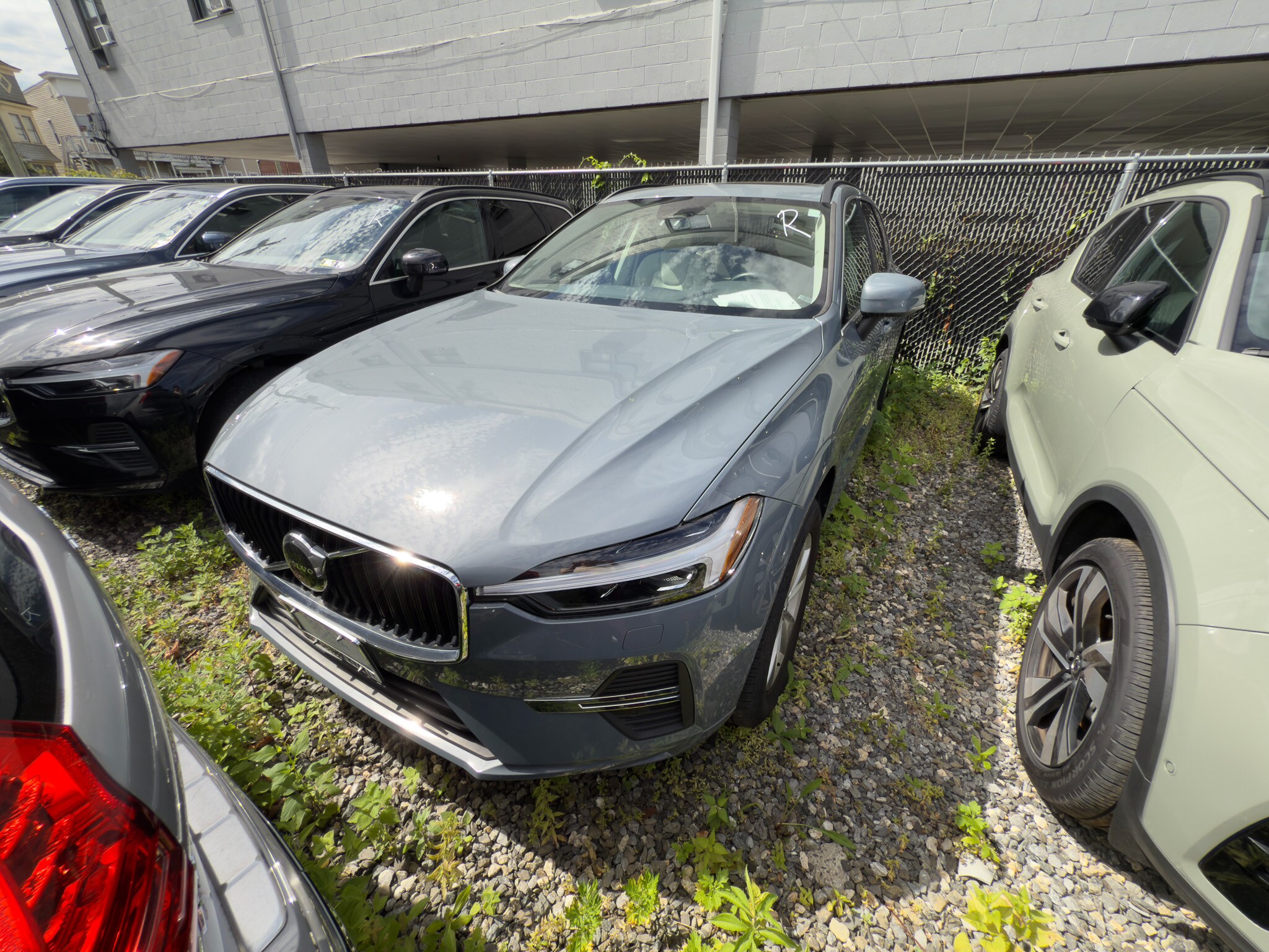 2022 Volvo XC60 B5 Momentum photo 2