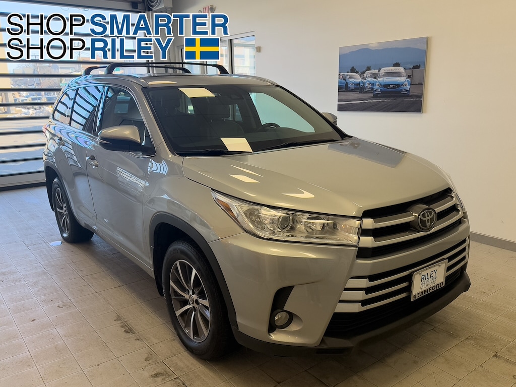 Used 2017 Toyota Highlander SE V6 SUV
