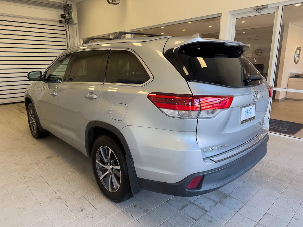 Used 2017 Toyota Highlander SE V6 SUV