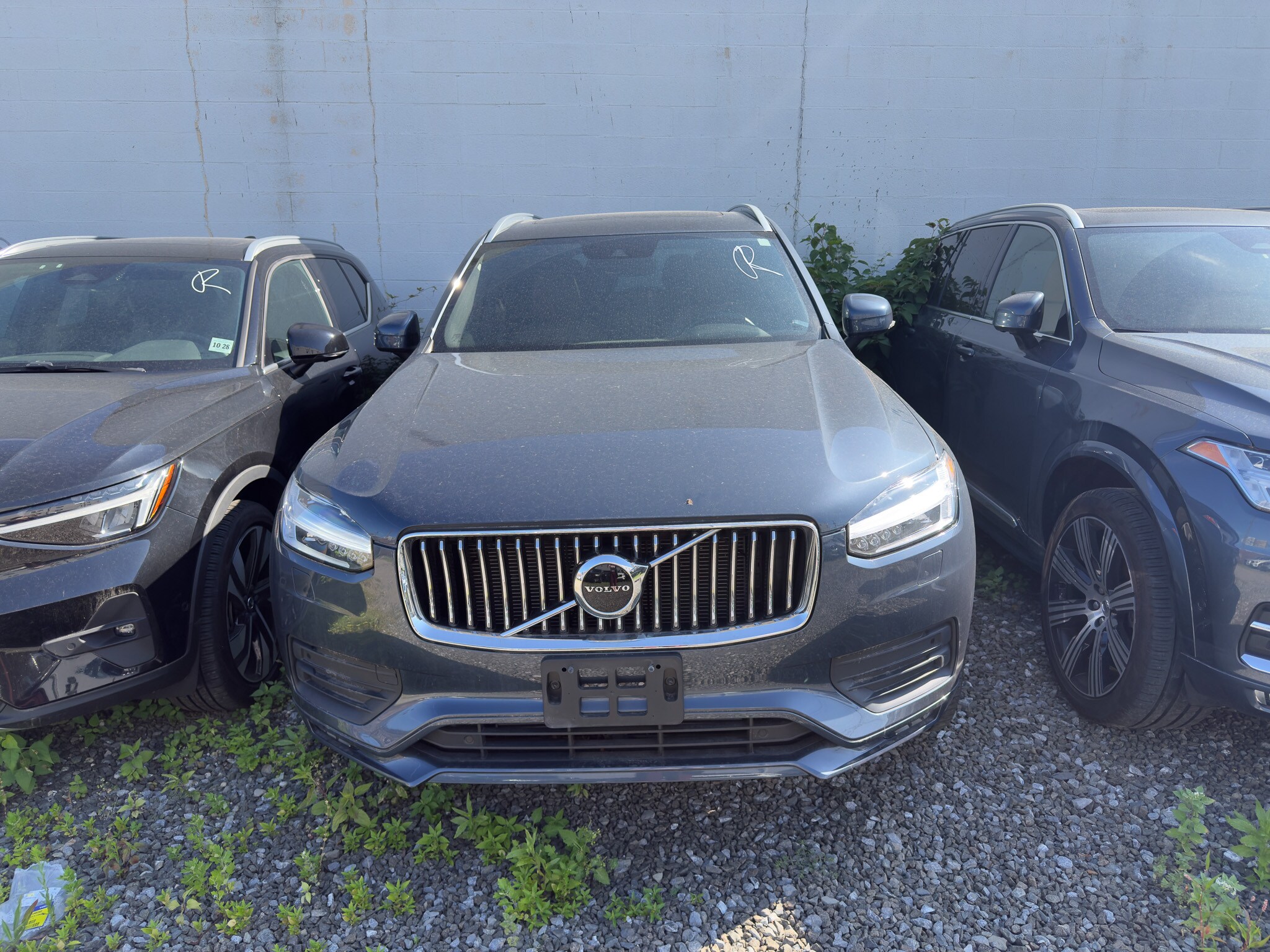 2022 Volvo XC90 T6 AWD Momentum photo 2