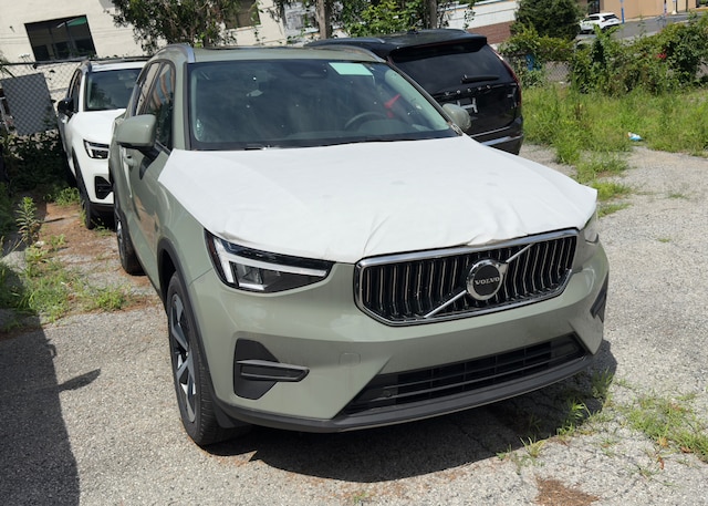 2025 Volvo XC40 B5 Core Bright Theme AWD SUV