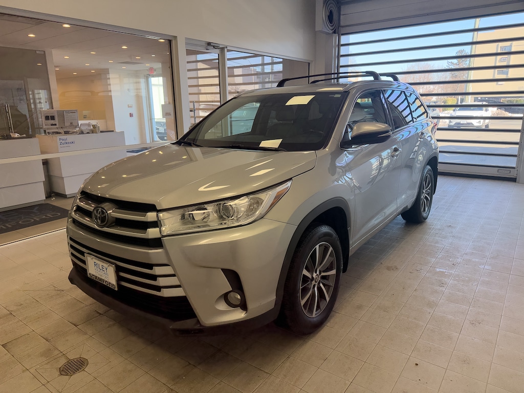 Used 2017 Toyota Highlander SE V6 SUV
