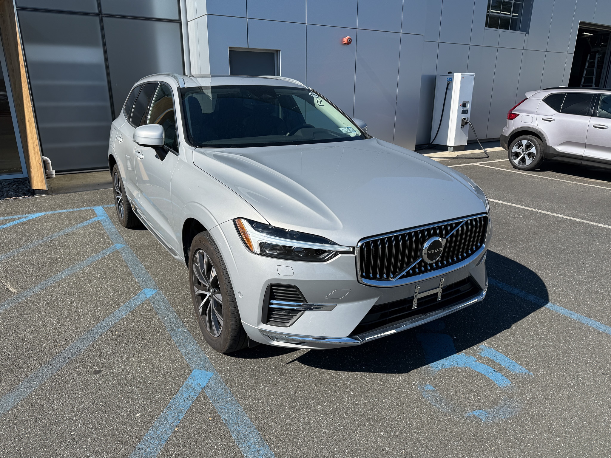 2023 Volvo XC60 Plus's photo