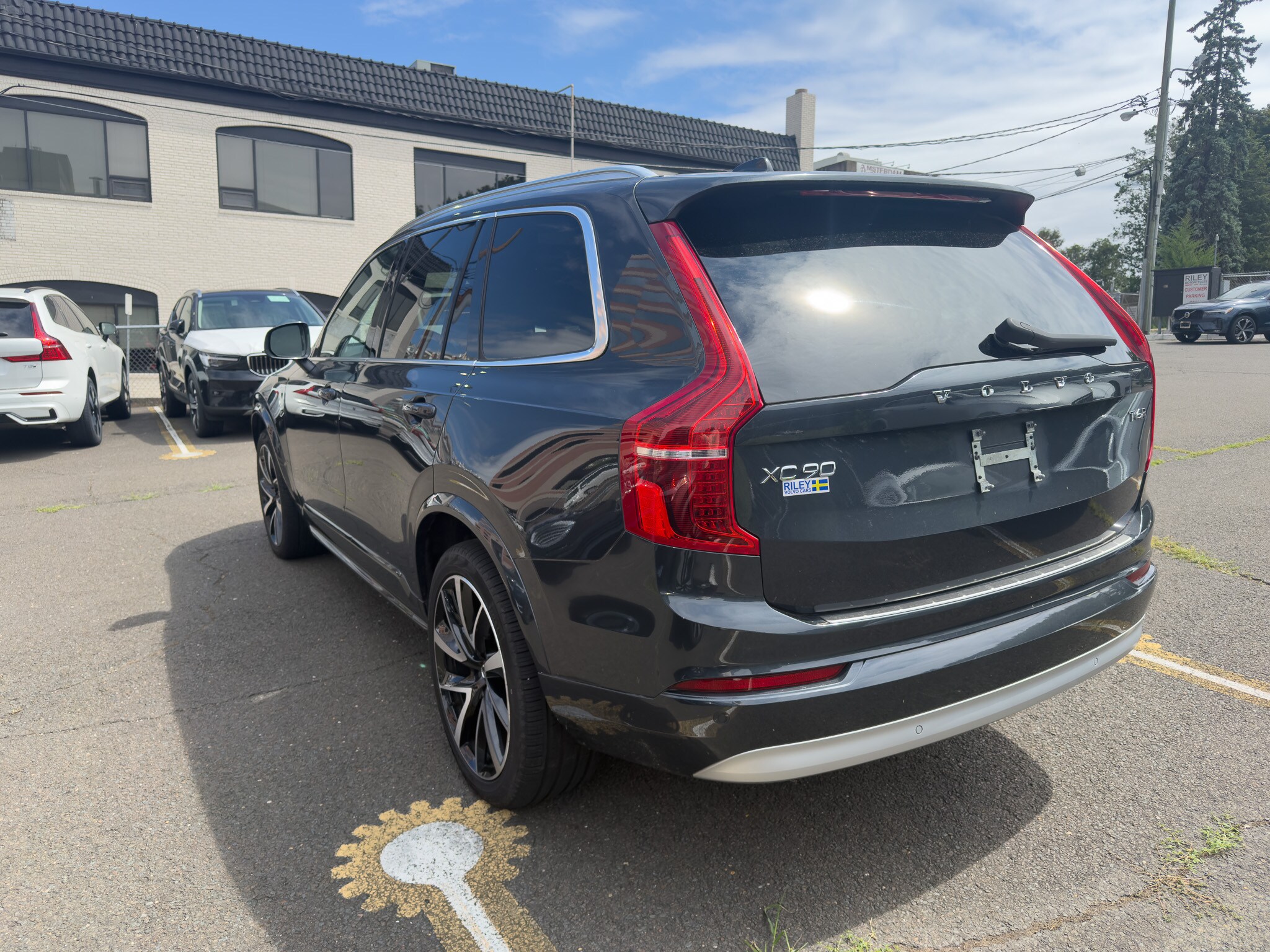 2022 Volvo XC90 T6 AWD Momentum photo 2