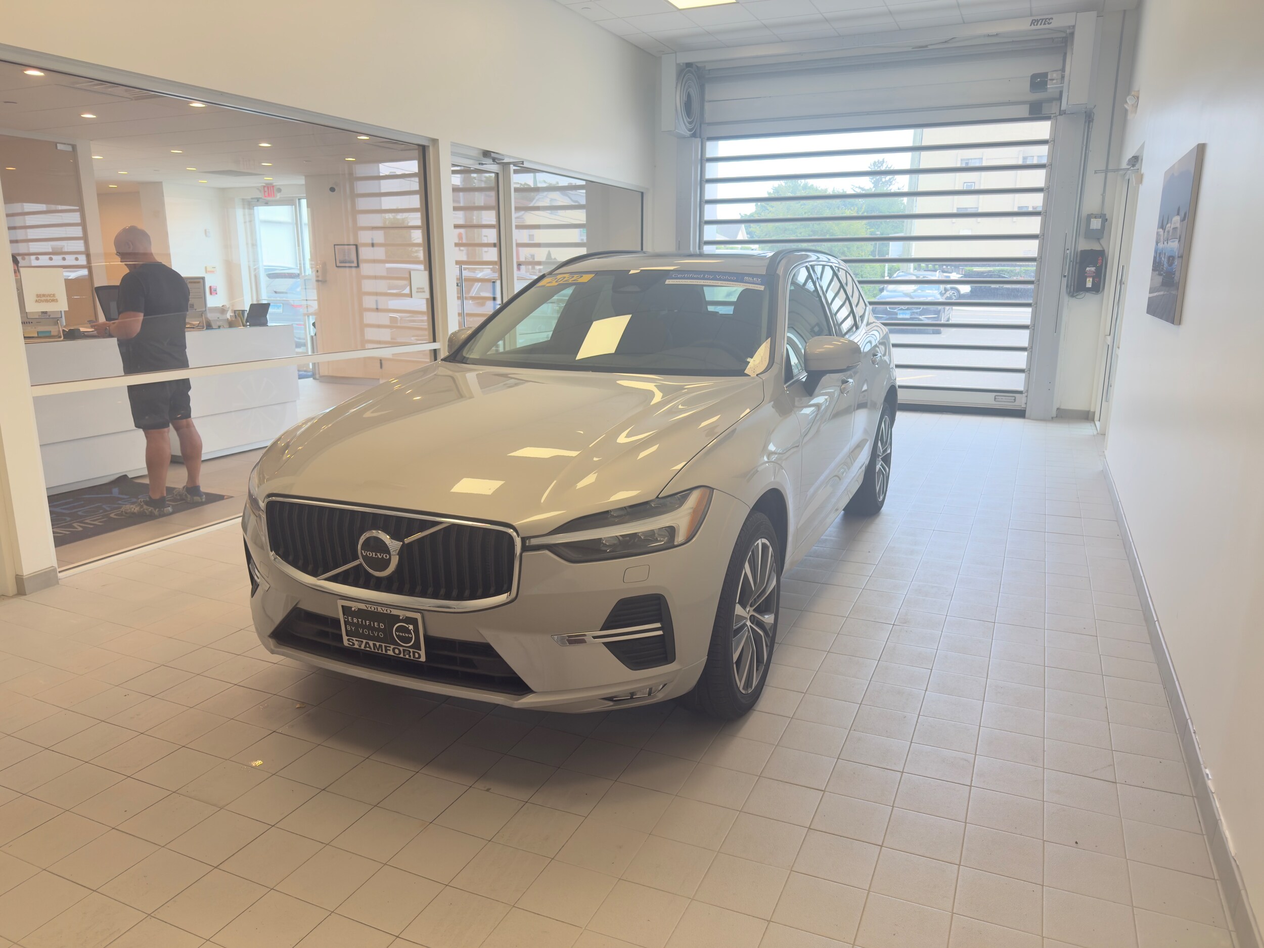 2022 Volvo XC60 B5 Momentum photo 3