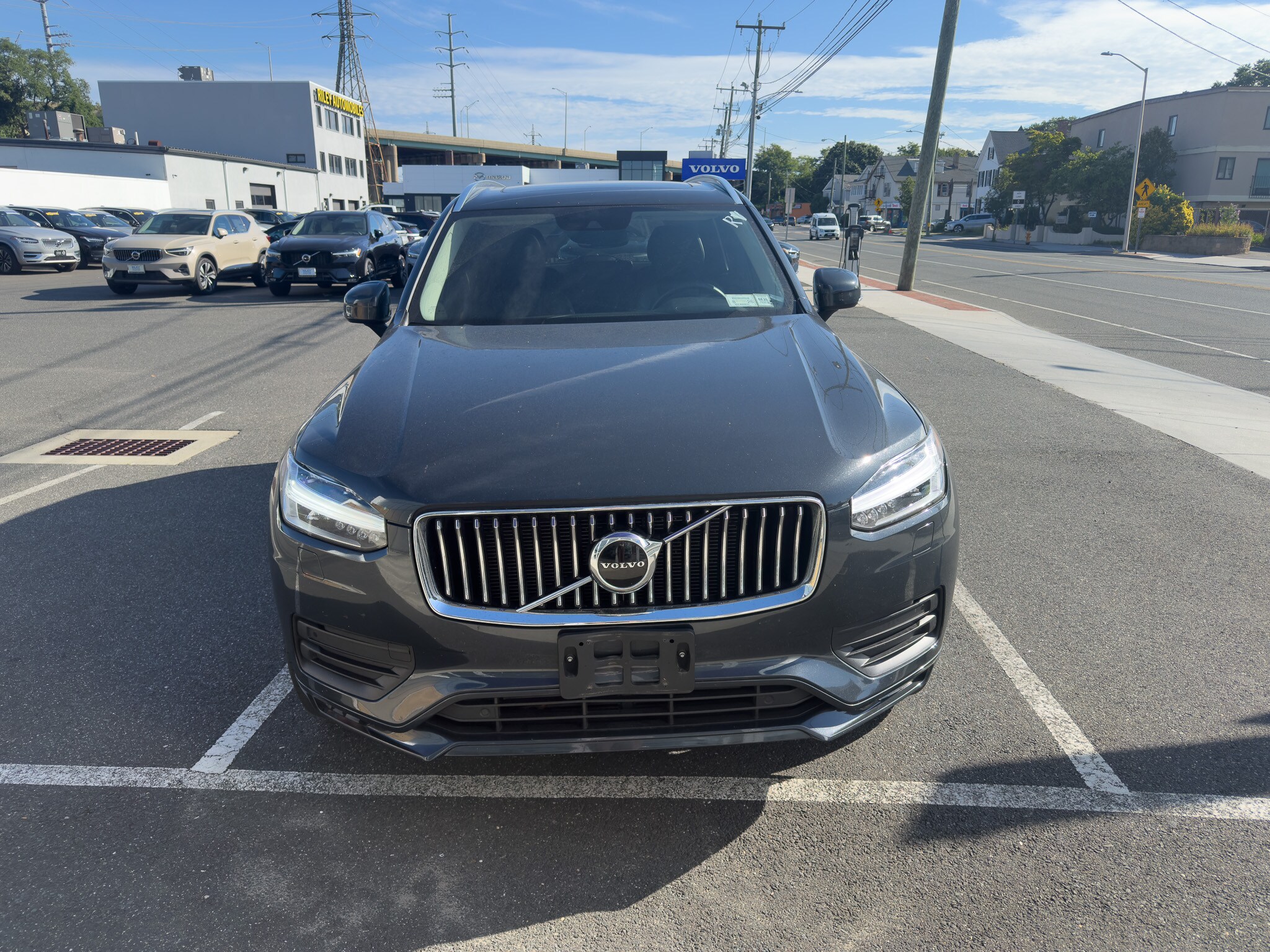 2022 Volvo XC90 T6 AWD Momentum photo 2