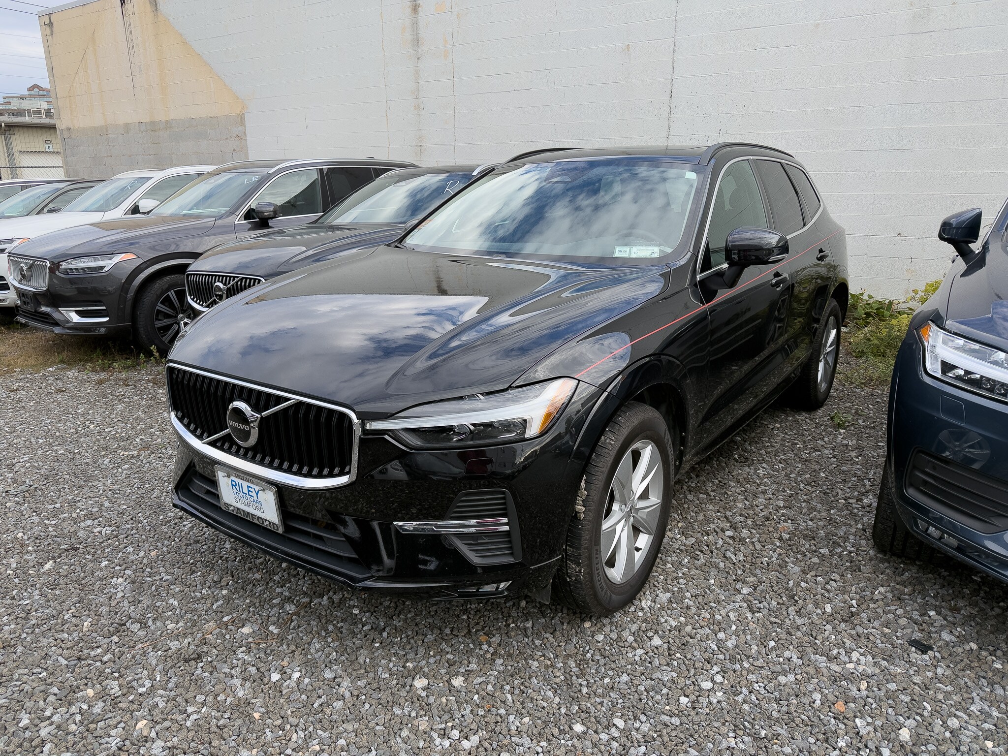2022 Volvo XC60 B5 Momentum photo 2