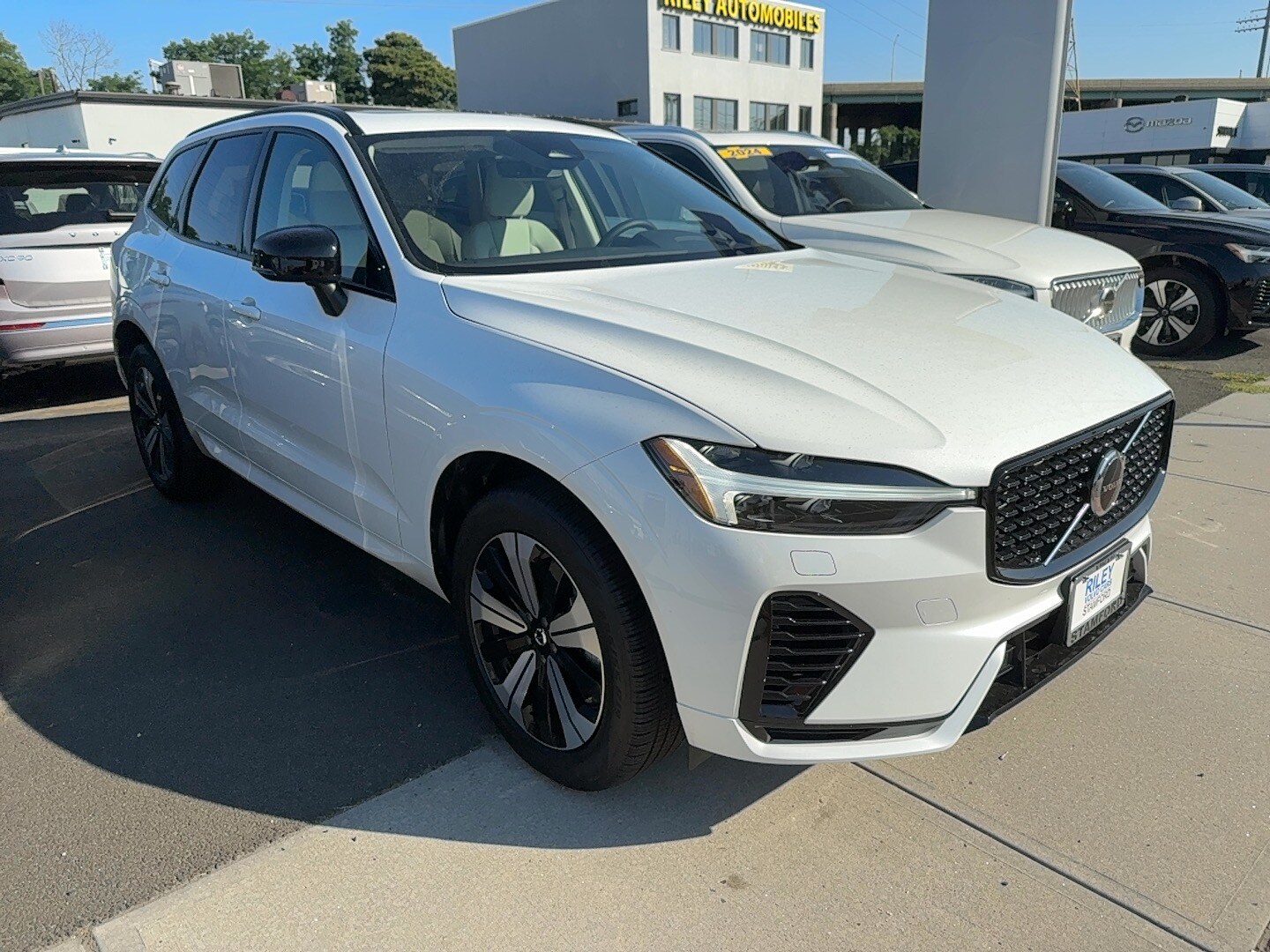 2025 Volvo XC60 T8 Core photo 2