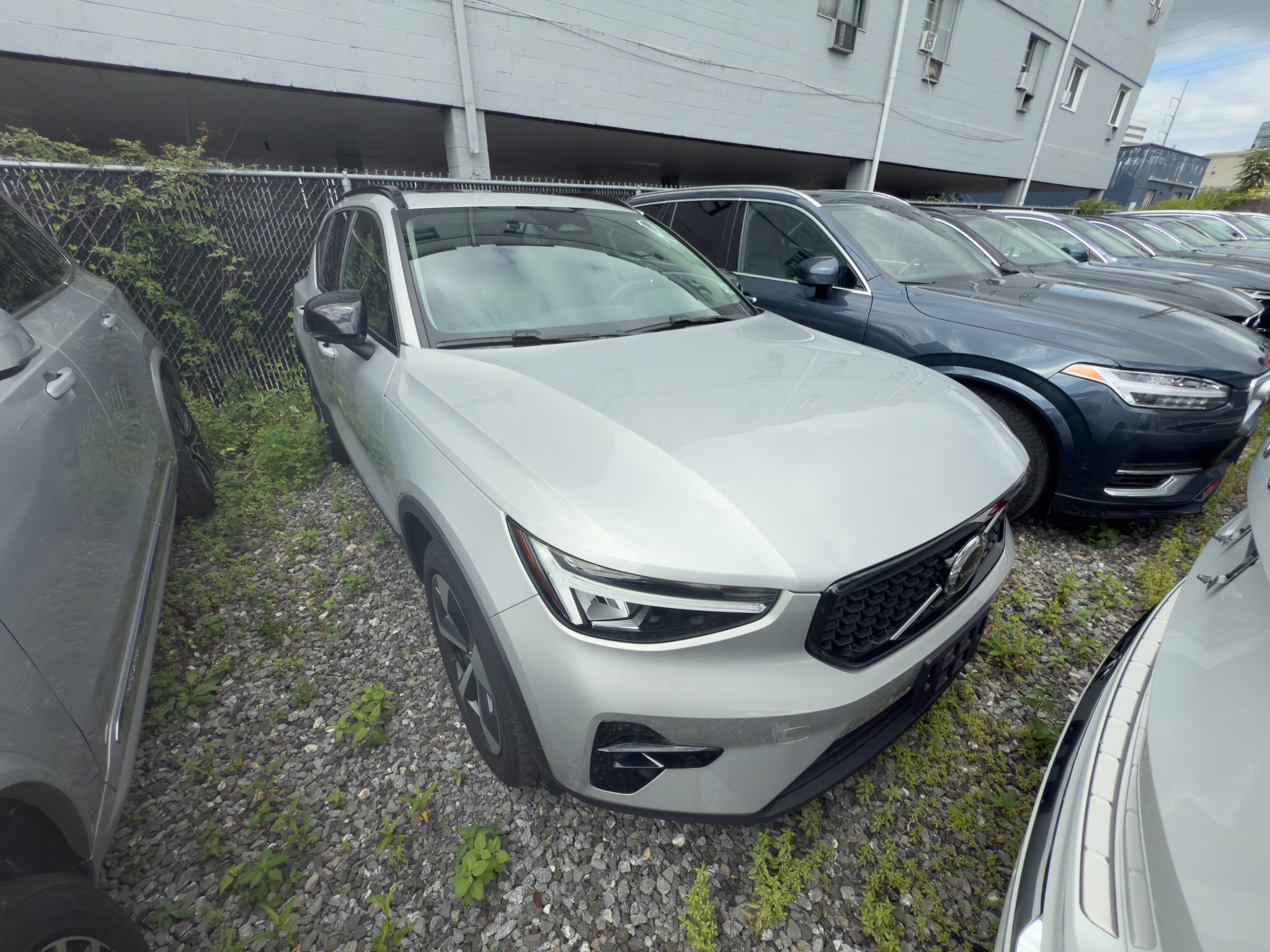 2023 Volvo XC40 AWD Plus photo 2
