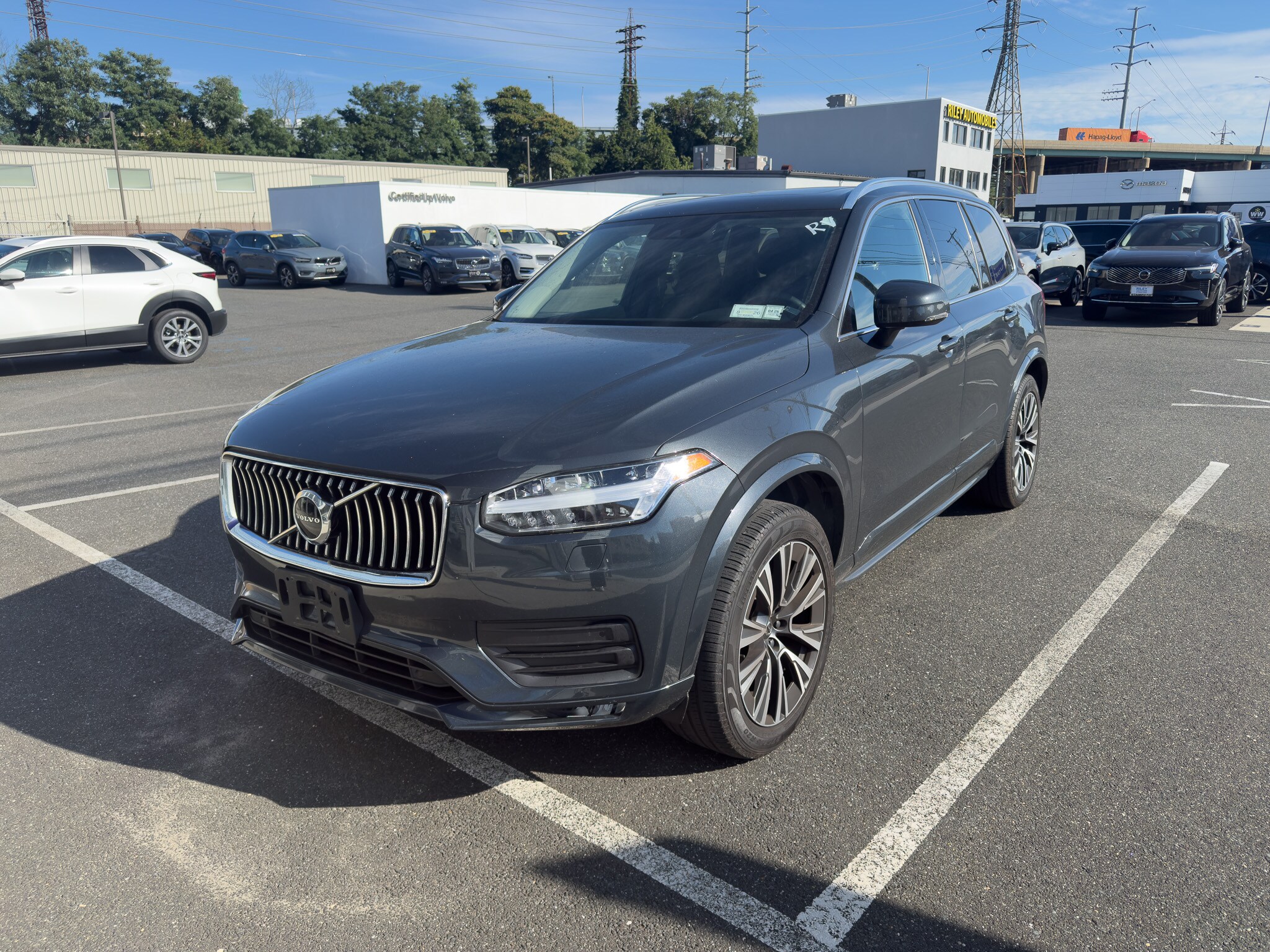 2022 Volvo XC90 T6 AWD Momentum photo 3