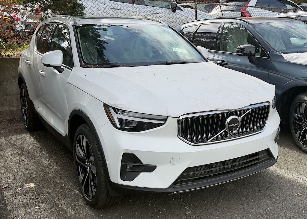 New 2025 Volvo XC40 B5 Plus Bright Theme SUV