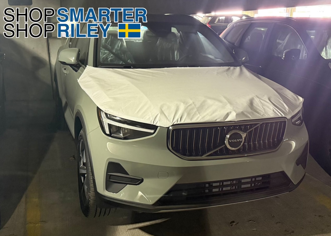 2025 Volvo XC40 Core's photo