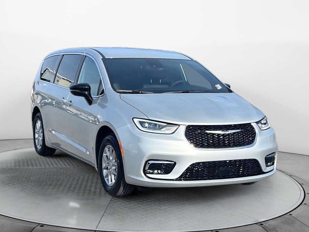2026 Chrysler Pacifica Select's photo