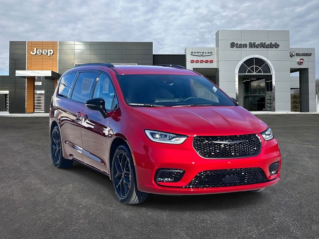 2026 Chrysler Pacifica Select's photo