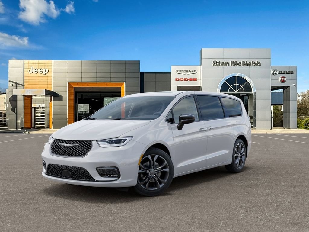 2026 Chrysler Pacifica Select's photo