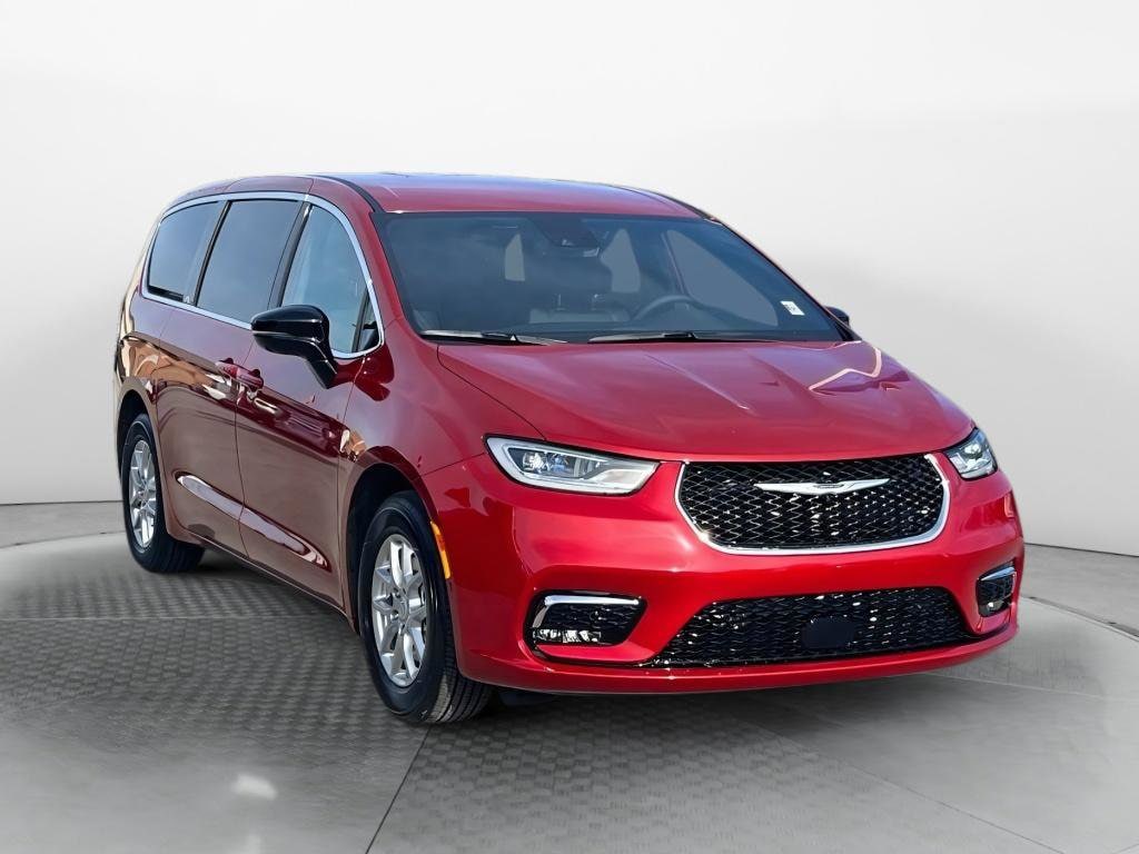 2026 Chrysler Pacifica Select's photo