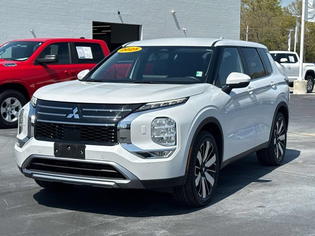 Used 2025 Mitsubishi Outlander SE SUV