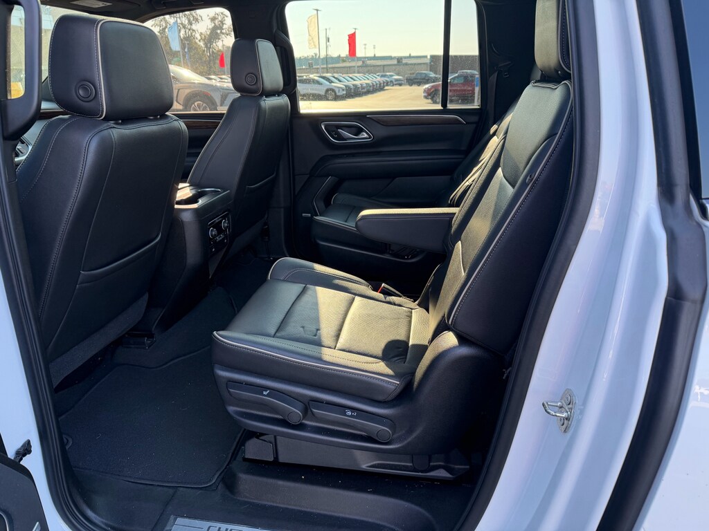 2021 Chevrolet Suburban Premier photo 3