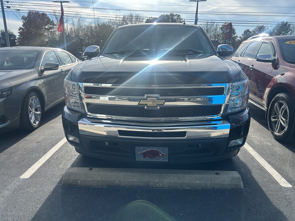 2011 Chevrolet Silverado LT photo 2