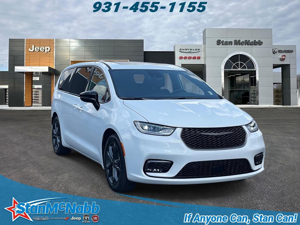 2026 Chrysler Pacifica Select's photo