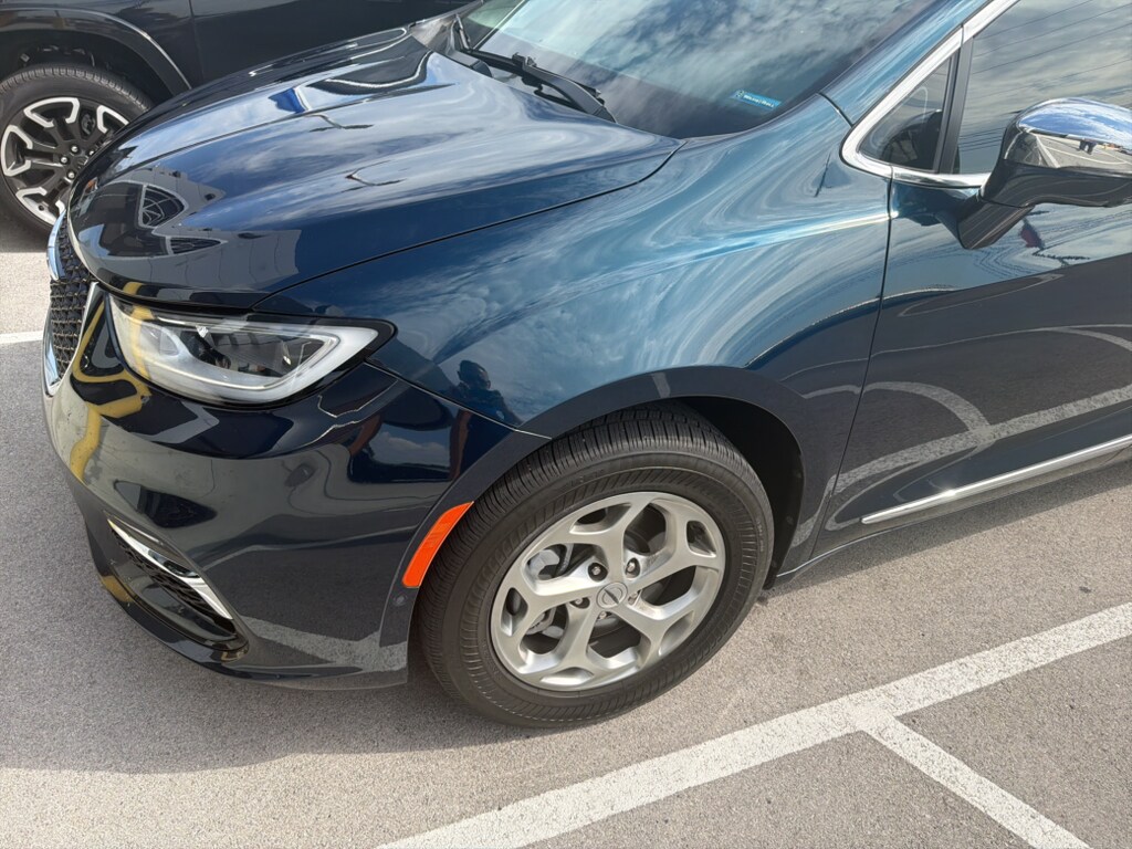 Used 2022 Chrysler Pacifica Limited Van Passenger Van