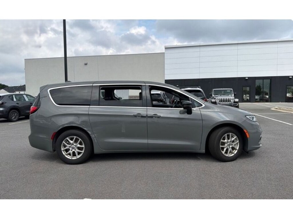 Used 2025 Chrysler Pacifica Select Van Passenger Van