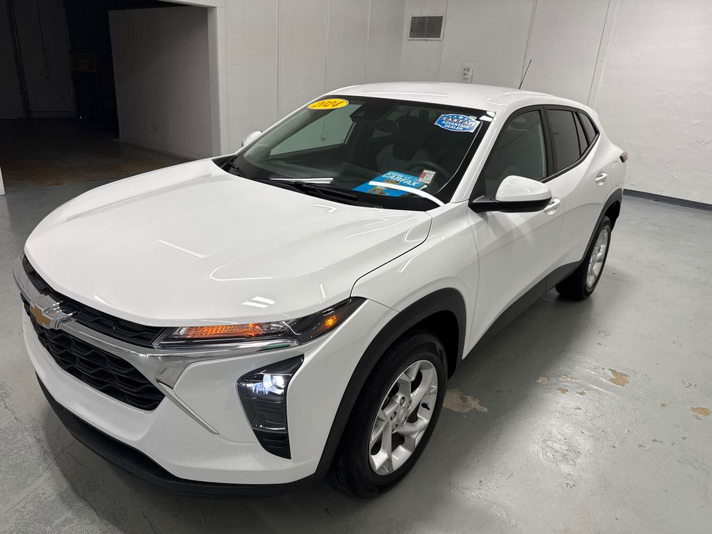 2024 Chevrolet Trax LS photo 3